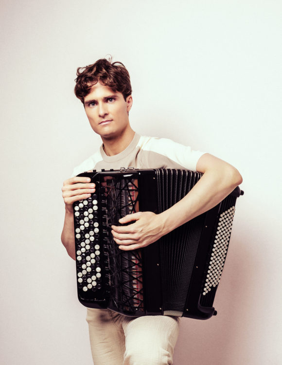 La photo représente l'accordéoniste Charles Kieny