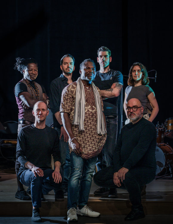 Les 7 musiciens regardent le photographe, très sérieusement.