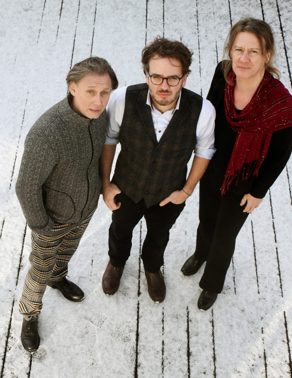 La photo est une vue plongeante sur les musiciens qui regardent vers le haut.