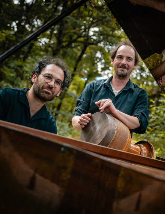 deux hommes, un piano, une percussion
