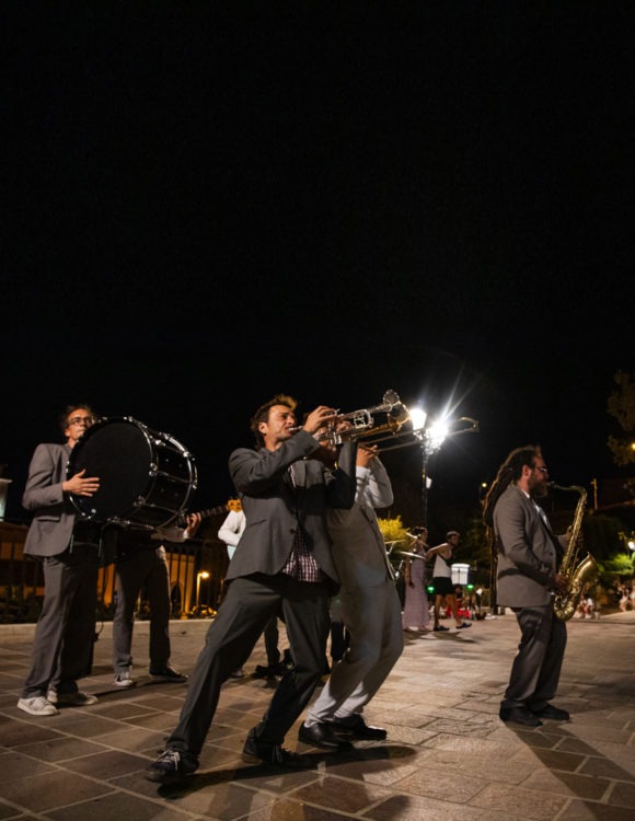 Les marchings bands déambulent das les rues de Juan les Pins.